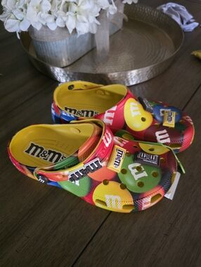 M&M'S Unisex Yellow Multi Printed Clog Sandals